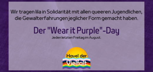 Hintergrund: Lila Stoff. Auf einem halbtransparenten weißen Rechteck steht folgender Text: Wir tragen lila in Solidarität mit allen queeren Jugendlichen, die Gewalterfahrungen jeglicher Form gemacht haben. Der "Wear it Purple"-Day - Jeden letzen Freitag im August. Der Text schließt mit dem Logo von Havel der Vielfalt ab.