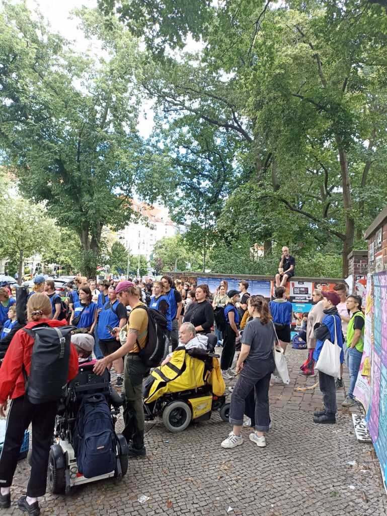 Sammlung des Orgateams im Blauen Trikot