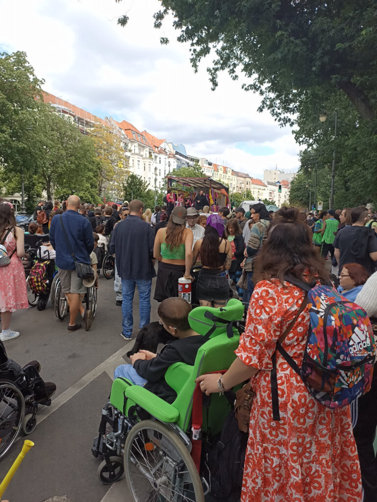 Menschen im Rollstuhl, Hinter dem Lautsprecherwagen