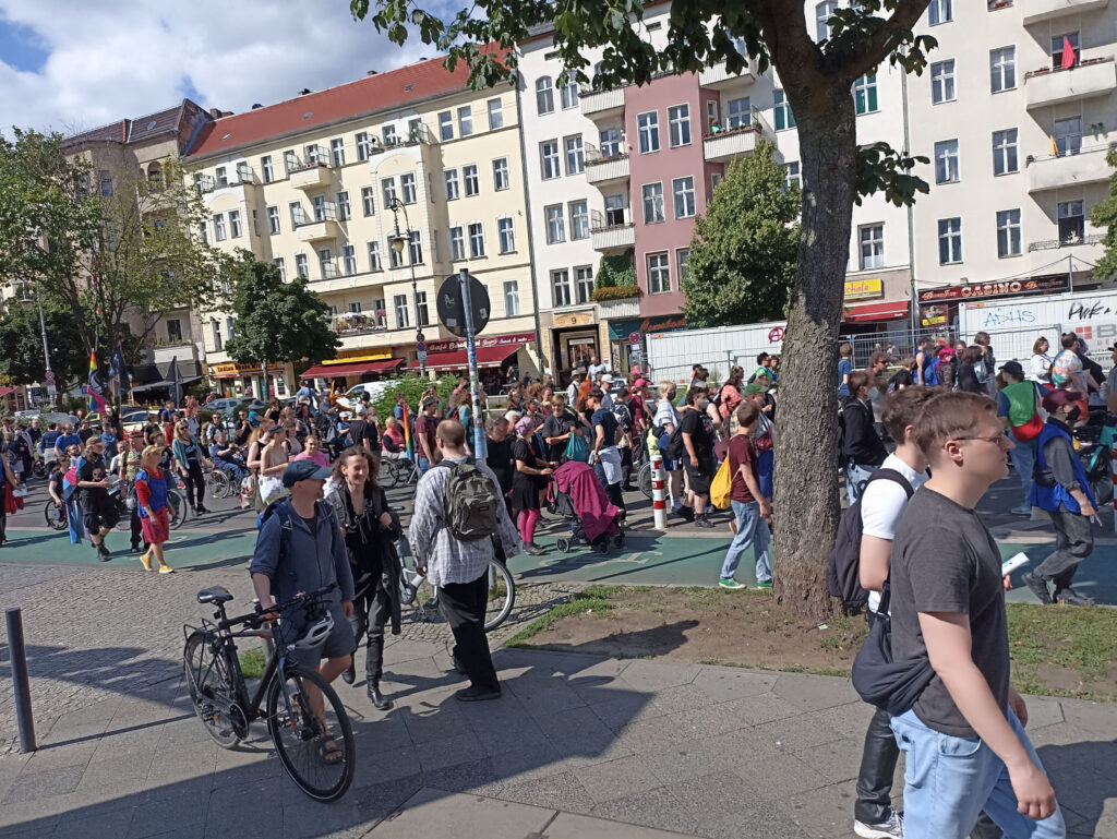 Demo läuft an Reihenhäusern vorbei