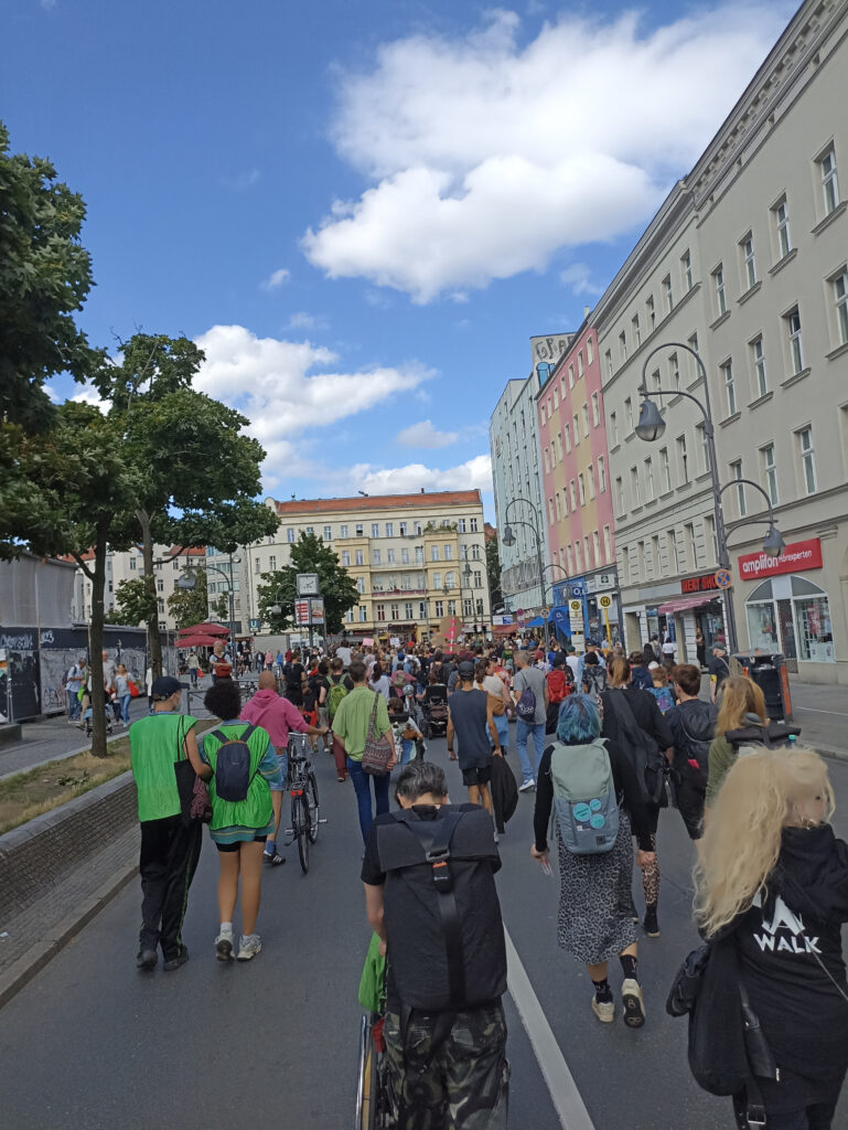 Demo läuft an Bushaltestelle vorbei