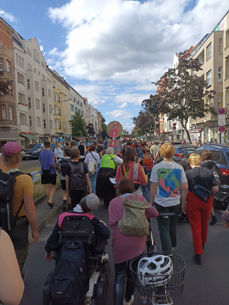 Demozug blockiert Straße