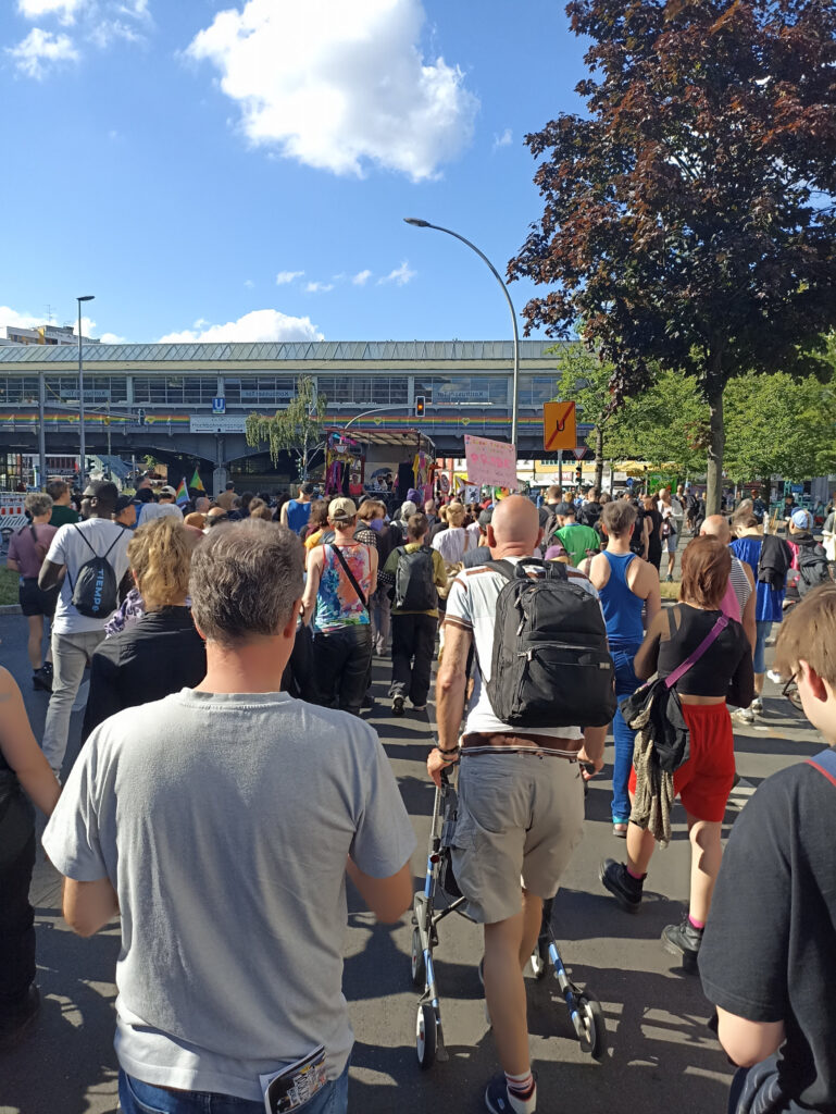 Demozug vor U-Bahnhof