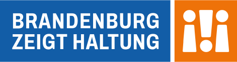 Weißer Text auf blauem Grund: Brandenburg zeigt Haltung. Daneben ein oranges Quadrat, auf dem drei Ausrufezeichen abgebildet sind. Das mittlere steht auf dem Kopf.