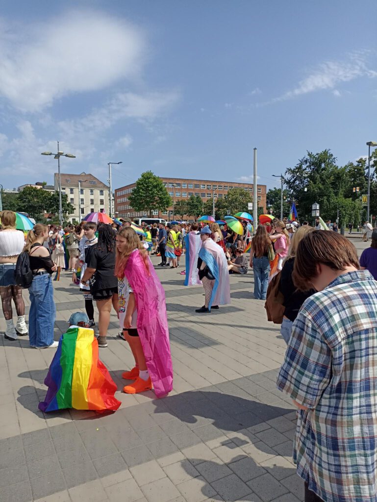 Demopause mit Pride Schirmen