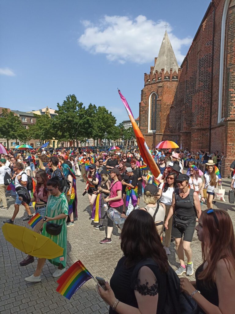 Demo bei Kirche. Es herrscht aufbruchsstimmung