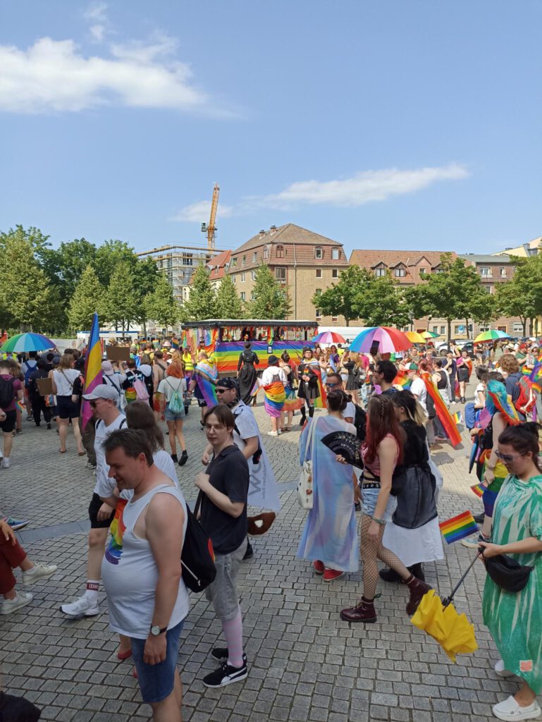 Demopause auf Stadtplatz, mit Demofahrzeug. Baustelle im Hintergrund.