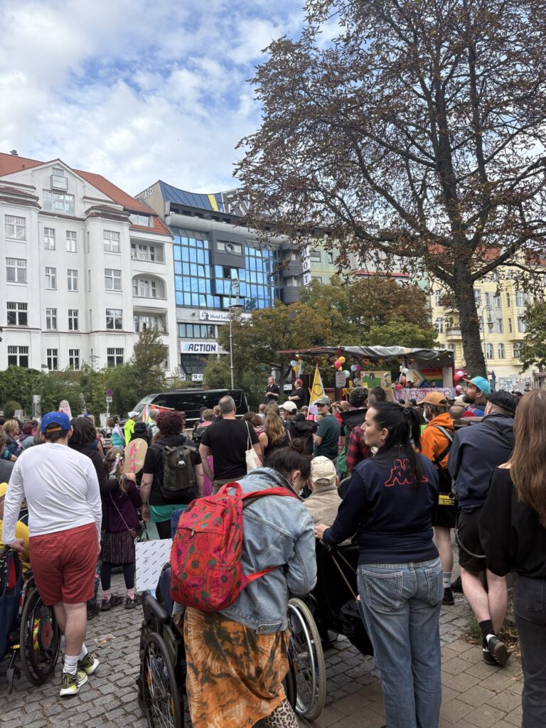 Demozug von hinten mit einigen Personen