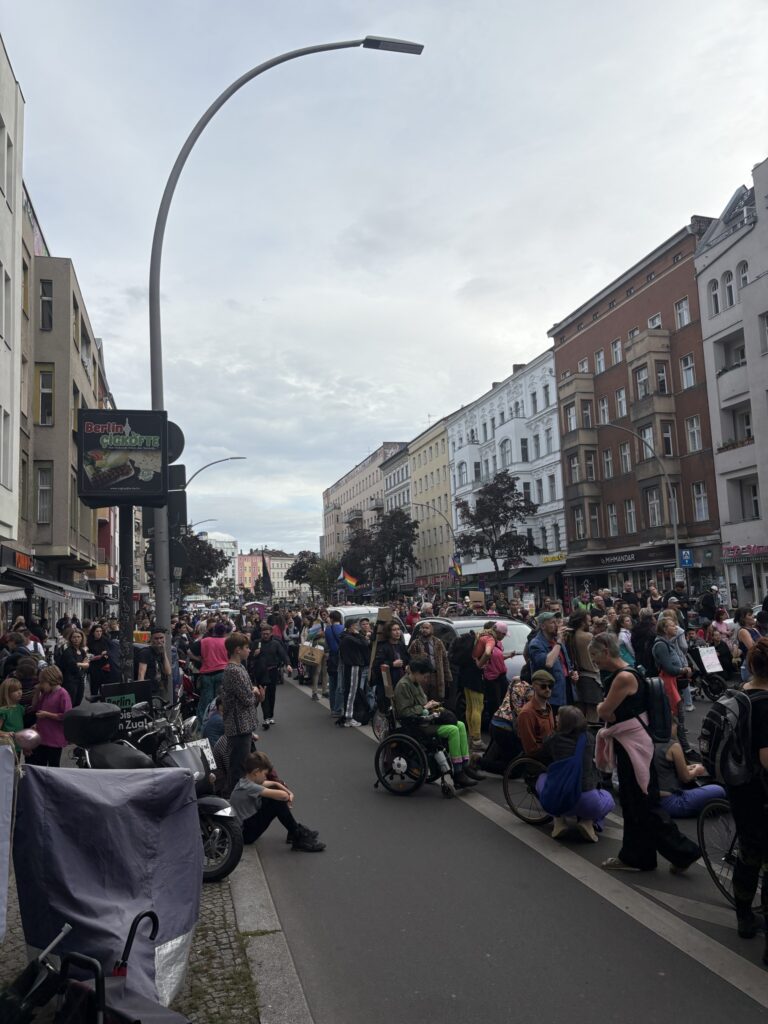Demozug von hinten mit mehreren Personen